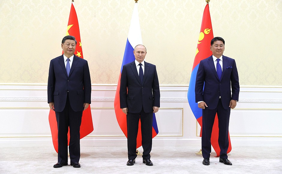 With PRC President Xi Jinping and President of Mongolia Ukhnaagiin Khurelsukh.