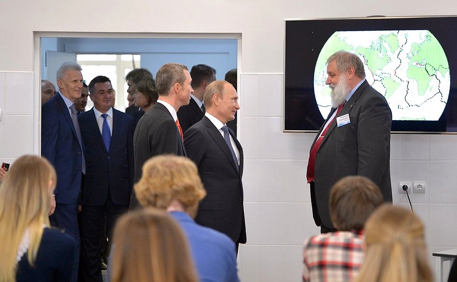 Владимир Путин осмотрел лабораторный комплекс Дальневосточного федерального университета.