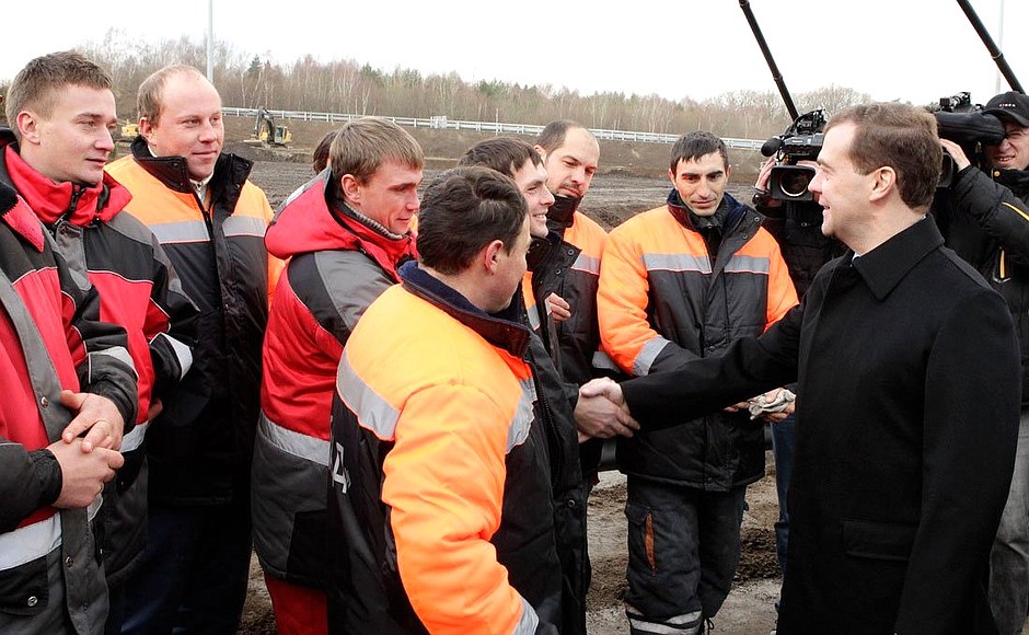 With builders during the inspection of the fourth stage of the Primorskoye Koltso Coastal Ring Road.