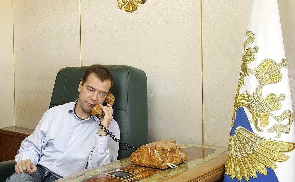 Во время телефонного разговора с Президентом Ингушетии Юнус-Беком Евкуровым на борту самолёта по пути в Таджикистан.