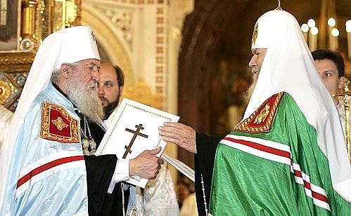 Signing the Act on Canonical Communion of the Russian Orthodox Church and the Russian Orthodox Church Abroad. First Hierarch of the Russian Orthodox Church Abroad Metropolitan Laurus and Patriarch of Moscow and all-Russia Aleksei II exchange signed copies of the document.