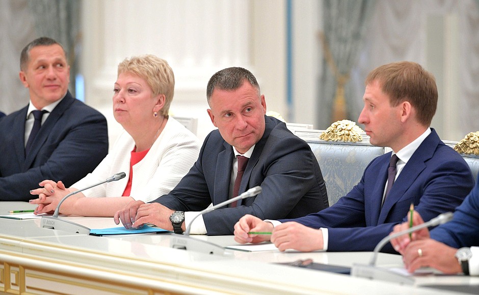 Deputy Prime Minister – Presidential Plenipotentiary Envoy to the Far Eastern Federal District Yury Trutnev (left), Minister of Education Olga Vasilyeva and Minister for Civil Defence, Emergencies and Natural Disaster Relief Yevgeny Zinichev at the meeting with the new Government.