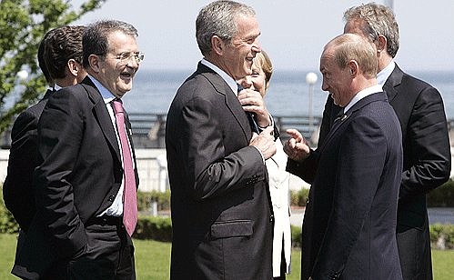 С Президентом США Джорджем Бушем. Также на фото – Федеральный канцлер Германии Ангела Меркель, премьер-министр Италии Романо Проди, другие участники саммита.