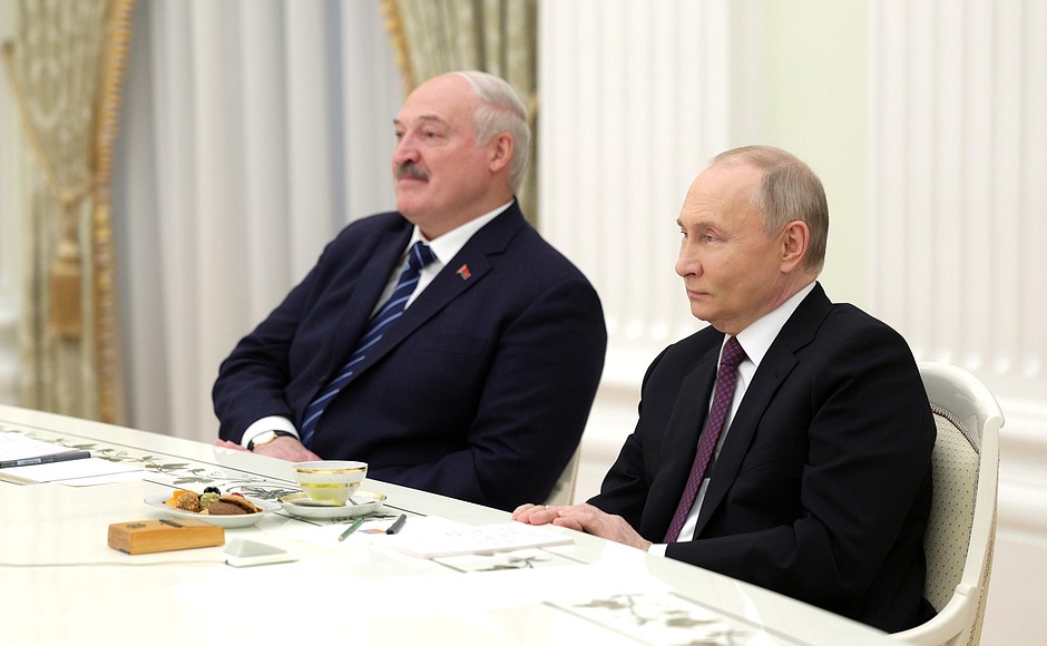 С Президентом Белоруссии Александром Лукашенко на встрече с космонавтами – участниками 21-й экспедиции на МКС.