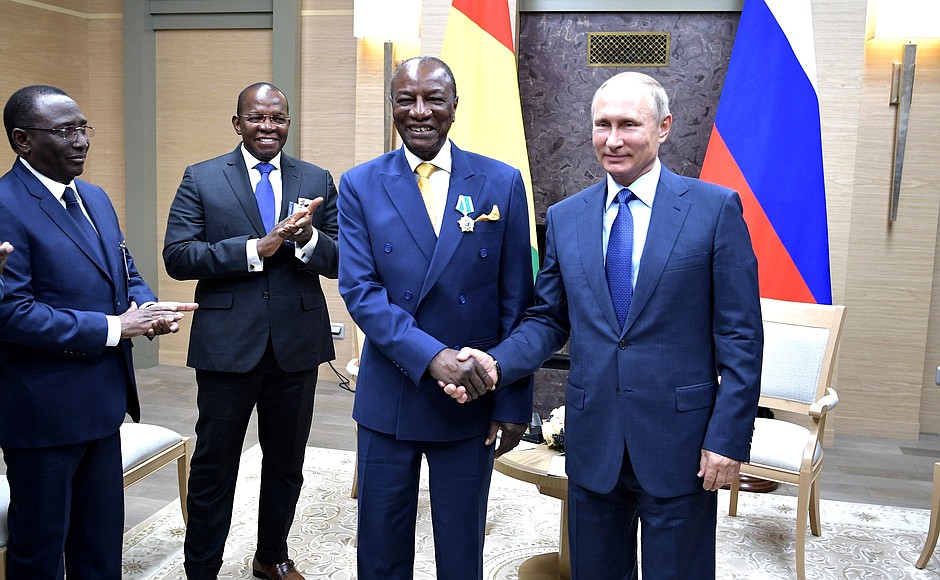 Владимир Путин вручил орден Дружбы Президенту Гвинейской Республики, действующему Председателю Африканского союза Альфе Конде.