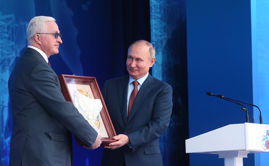 Vladimir Putin presented the team of the Russian Union of Industrialists and Entrepreneurs with a distinguishing emblem of the Russian Federation “For Good Performance.” With President of the Russian Union of Industrialists and Entrepreneurs (RSPP) Alexander Shokhin.
