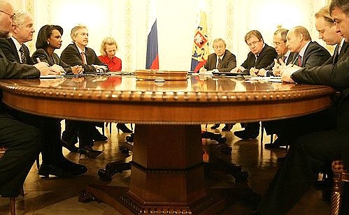 С участниками российско-американских консультаций по вопросам стратегической стабильности.