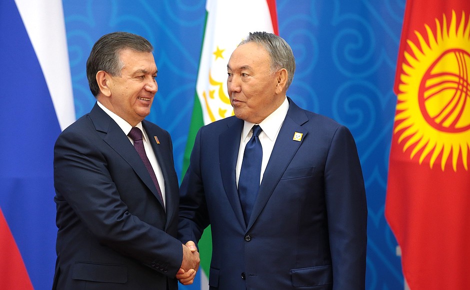Президент Узбекистана Шавкат Мирзиёев и Президент Казахстана Нурсултан Назарбаев перед началом заседания Совета глав государств – членов Шанхайской организации сотрудничества.