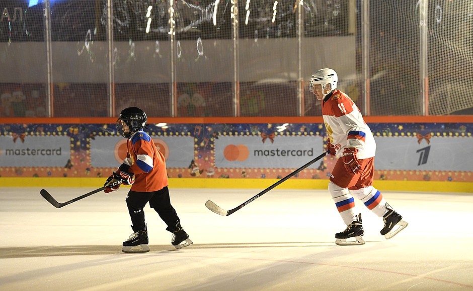 With Dmitry Ashchepkov during an ice hockey practice at the GUM skating rink.