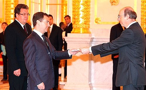 Верительную грамоту Президенту России вручает посол Королевства Бельгия Бертран де Кромбрюгге де Пикендал.
