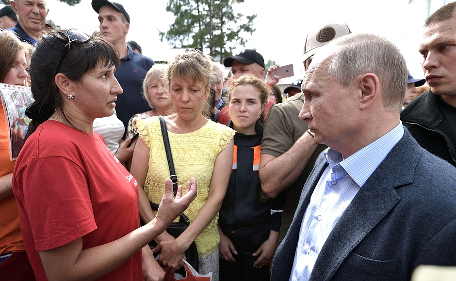 At the entrance to the temporary accommodation facility, Vladimir Putin met with flood victims and the volunteers, who were helping to repair the damage caused by the floods.