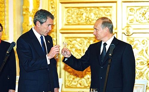 С Президентом США Джорджем Бушем во время официального завтрака.