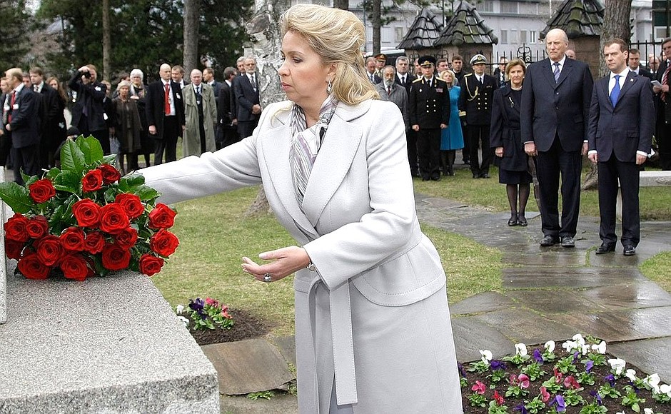 Svetlana Medvedeva laid a wreath at the Monument to Soviet Soldiers who died in Norway during World War II.