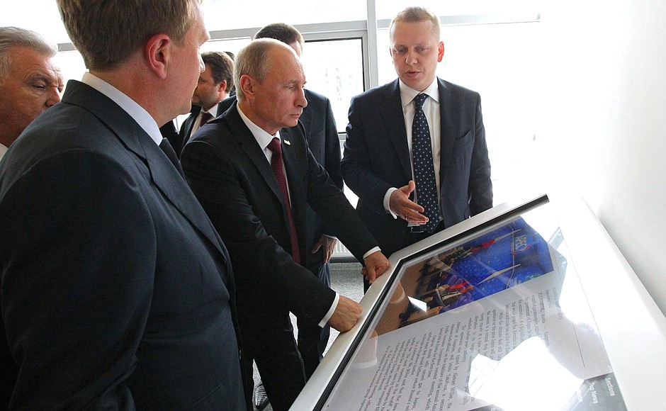 Во время посещения Дальневосточного федерального университета Владимир Путин ознакомился с системой «Электронный университет».