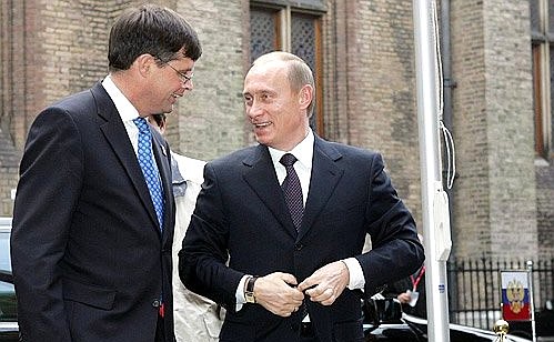 С Премьер-министром Нидерландов Яном Петером Балкененде.