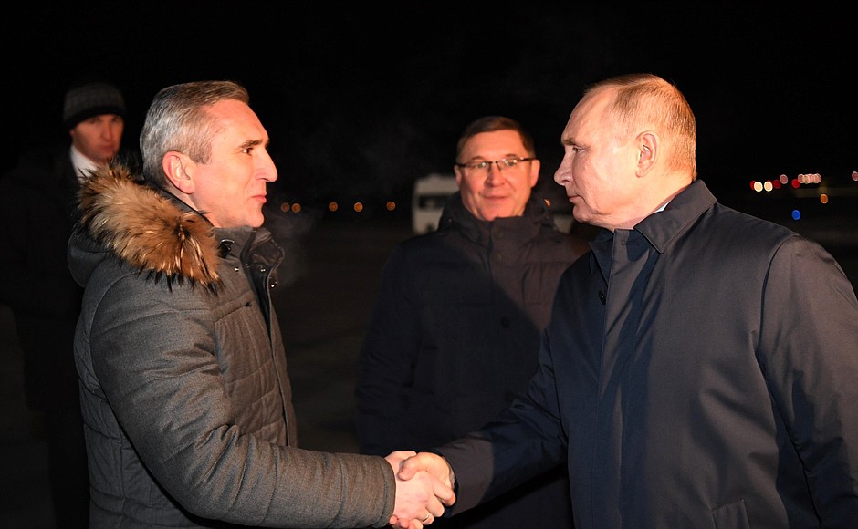 Vladimir Putin arrived in Tobolsk. With Tyumen Region Governor Alexander Moor (left) and Plenipotentiary Presidential Envoy to the Urals Federal District Vladimir Yakushev.