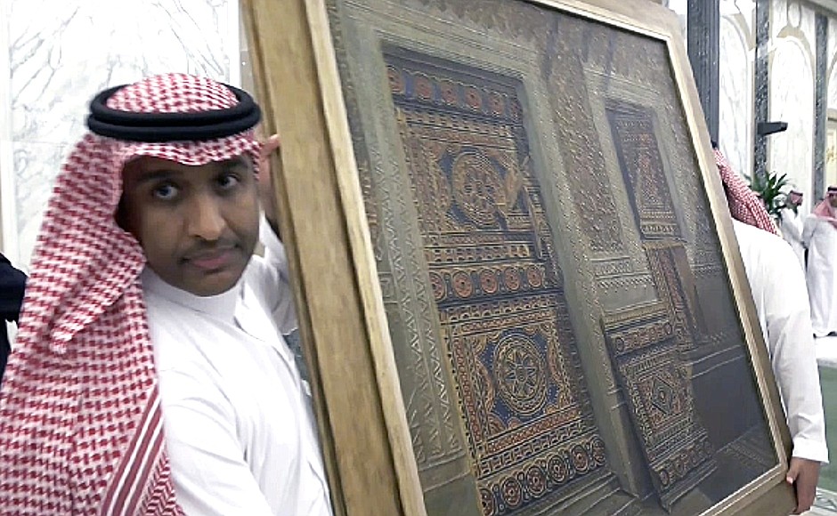 Президенту России Король Саудовской Аравии подарил картину с традиционным арабским орнаментом.