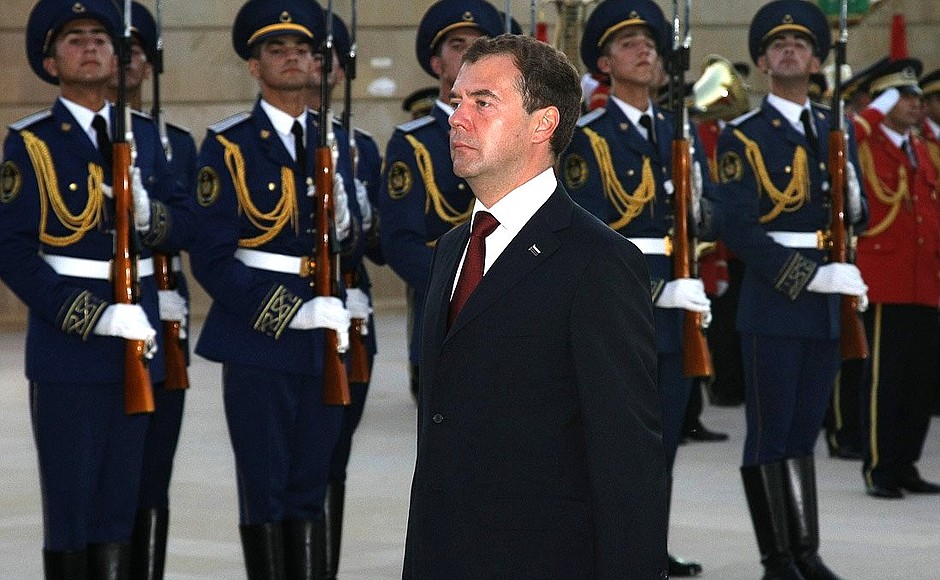 Дмитрий Медведев возложил венок к могиле Гейдара Алиева на Аллее почётного захоронения.