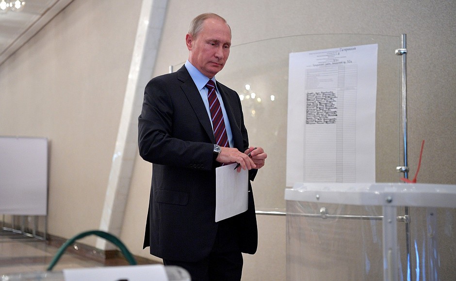 Владимир Путин посетил избирательный участок № 2151 в Гагаринском районе Москвы и проголосовал на выборах депутатов представительных органов местного самоуправления.