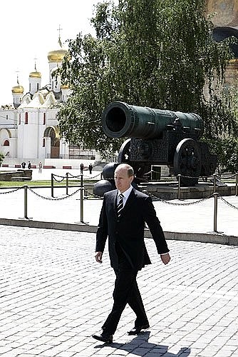 Перед началом праздничного приема от имени Президента России в связи с Днем России и чествованием лауреатов Государственной премии 2006 года.