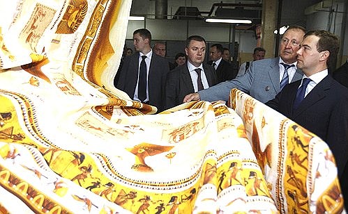 С генеральным директором ткацко-отделочной фабрики «Новая Ивановская мануфактура» Валерием Ермиловым во время осмотра цеха фабрики.