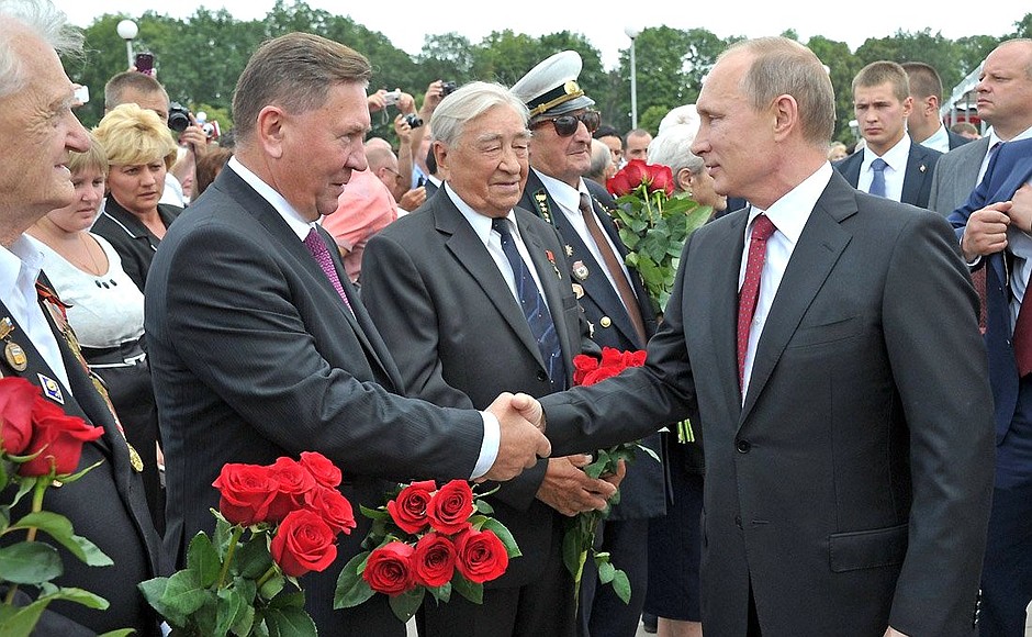 Перед началом церемонии возложения цветов к памятнику Победы «Звонница».