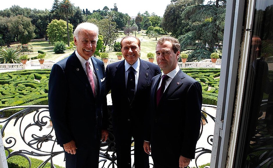 Вице-президент США Джозеф Байден, Председатель Совета министров Италии Сильвио Берлускони и Президент России Дмитрий Медведев.