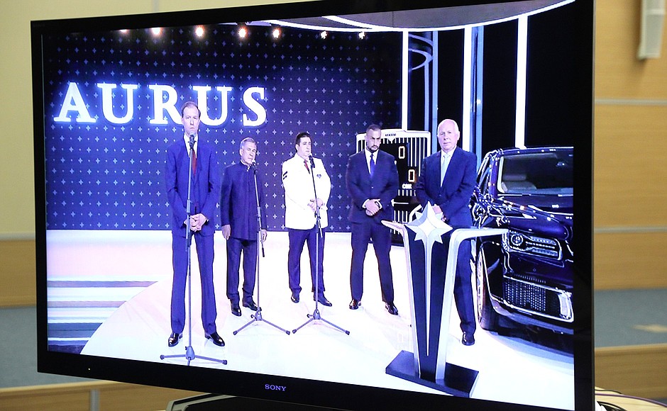Участники церемонии открытия предприятия по серийному выпуску автомобилей «Аурус» в Татарстане (в режиме видеоконференции).