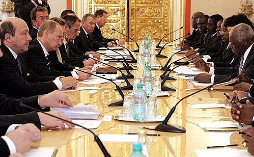 Russian-Angolan talks in an enlarged format.