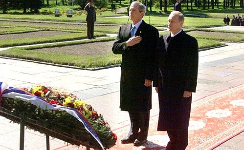 Возложение венка к монументу Матери-Родине на Пискаревском мемориальном кладбище. С Президентом США Джорджем Бушем.