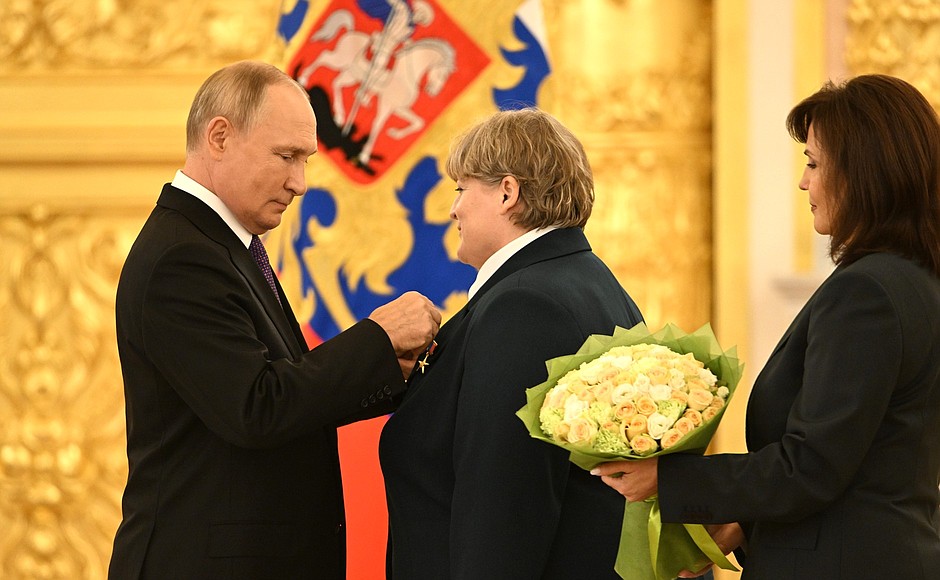 Ceremony to mark the 100th anniversary of the State Sanitary and Epidemiological Service. The President awards the gold medal of Hero of Labour of the Russian Federation to Irina Koval, virologist at the Centre for Hygiene and Epidemiology in the Kaliningrad Region.