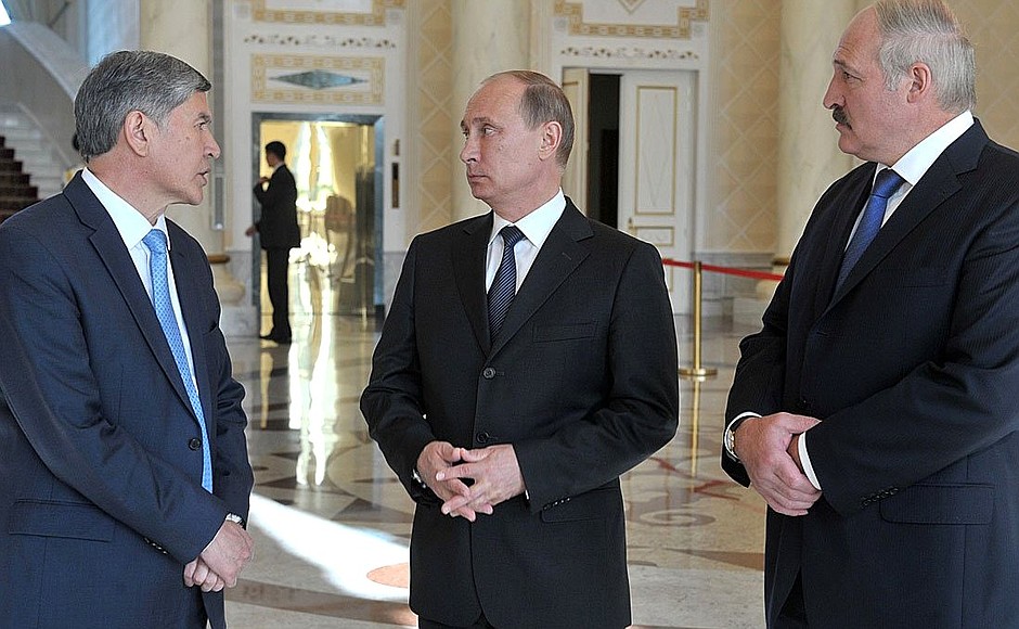 С Президентом Киргизии Алмазбеком Атамбаевым (слева) и Президентом Белоруссии Александром Лукашенко.
