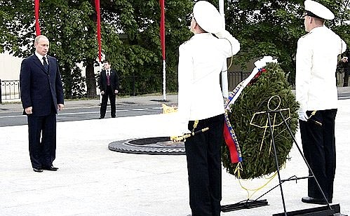 Wreath-laying by the Eternal Flame of the Memorial to 1200 guards.