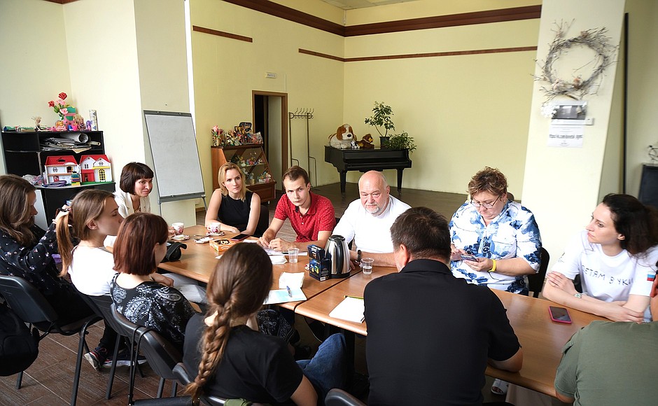 Maria Lvova-Belova holds a briefing session with the local headquarters of the mission Into the Hands of Children.