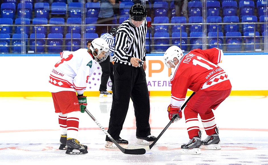 Во время хоккейного матча между командами учащихся образовательного центра «Сириус» и звёзд отечественного хоккея.