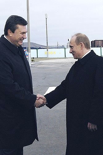 Meeting in a port with Ukrainian Prime Minister Viktor Yanukovich.