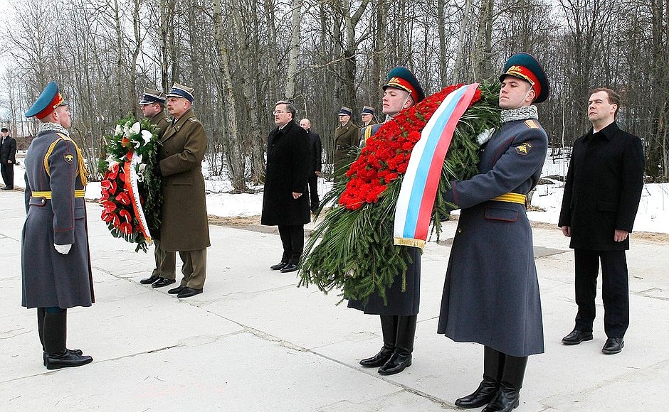 Laying wreaths at the monument marking the site of the plane crash on April 10, 2010.