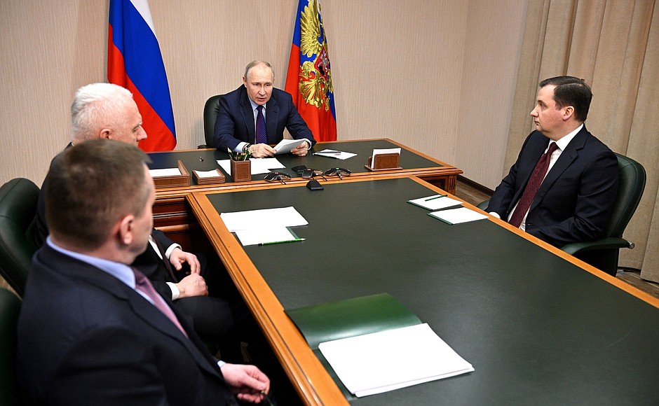 Meeting on timber industry development (via videoconference). With Governor of the Arkhangelsk Region Alexander Tsybulsky (right), Presidential Plenipotentiary Envoy to the Northwestern Federal District Alexander Gutsan and Director General of ULK Group Vladimir Butorin.