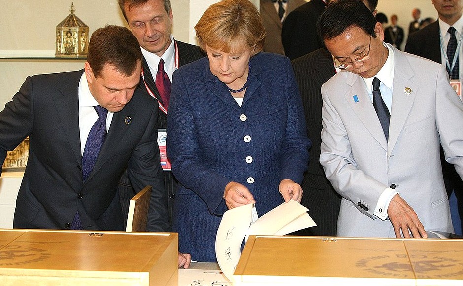 С Федеральным канцлером Германии Ангелой Меркель и с Премьер-министром Японии Таро Асо.