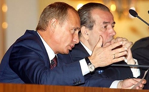 На съезде Российского союза промышленников и предпринимателей (на заднем плане председатель РСПП Аркадий Вольский).