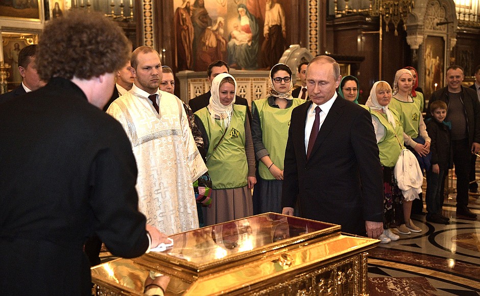 Vladimir Putin visited the Cathedral of Christ the Saviour and venerated the relics of St Nicholas.