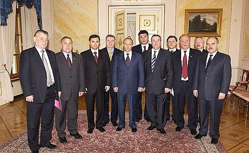 Перед началом встречи с руководителями фракций и депутатских групп Государственной Думы третьего созыва.