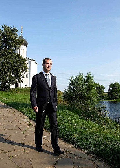 Дмитрий Медведев посетил церковь Покрова на Нерли.