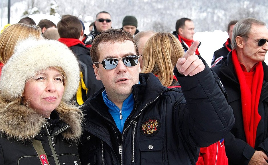 Посещение горнолыжного центра «Роза Хутор». Дмитрий Медведев с супругой наблюдали за ходом соревнований этапа Кубка Европы по горнолыжному спорту.