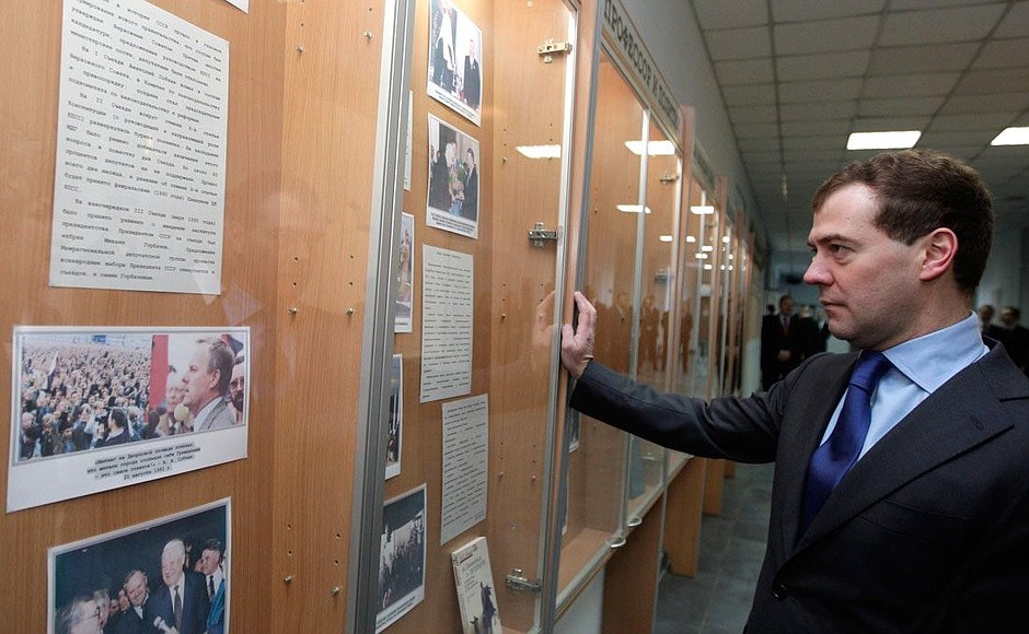 На юридическом факультете Санкт-Петербургского государственного университета. Во время осмотра выставки, посвящённой Анатолию Собчаку.