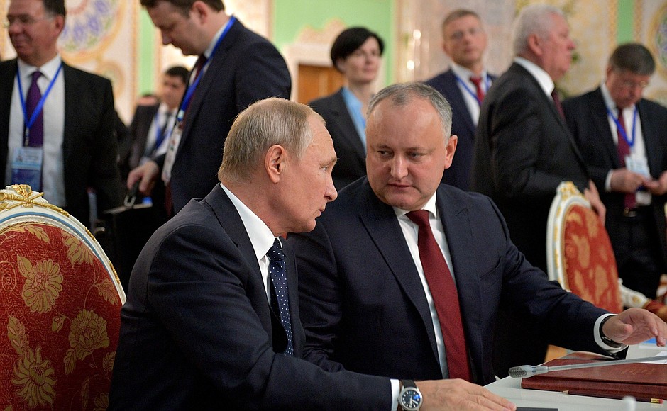 По окончании заседания Совета глав государств СНГ Владимир Путин кратко побеседовал с Президентом Молдовы Игорем Додоном.