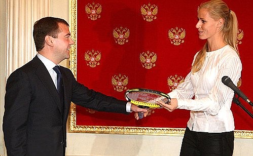 Чемпионка игр XXIX Олимпиады в Пекине по теннису Елена Дементьева подарила Дмитрию Медведеву ракетку, с которой выступала на Олимпиаде.
