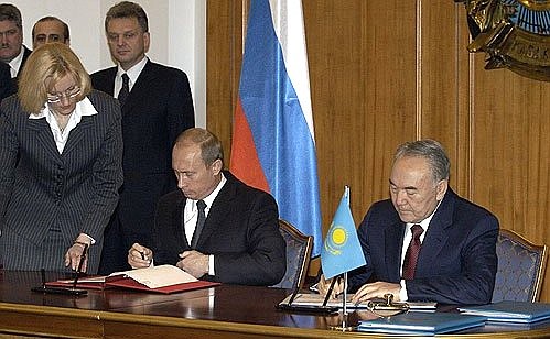 President Putin and President Nazarbayev signing Russian-Kazakh documents.