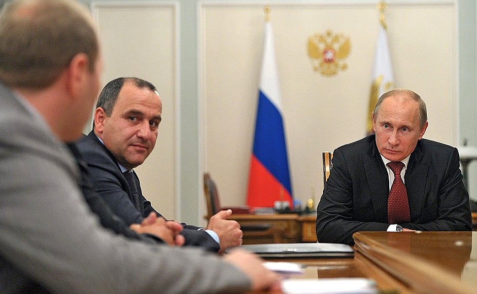 В ходе встречи с Главой Карачаево-Черкесии Рашидом Темрезовым (слева) и жителями республики.