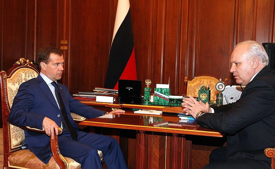 С Председателем Правительства Республики Хакасия Виктором Зиминым.